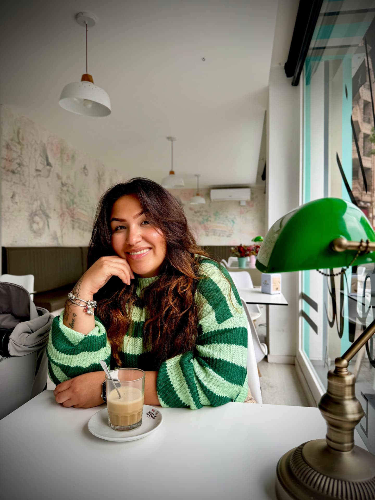 Kathy en una cafetería